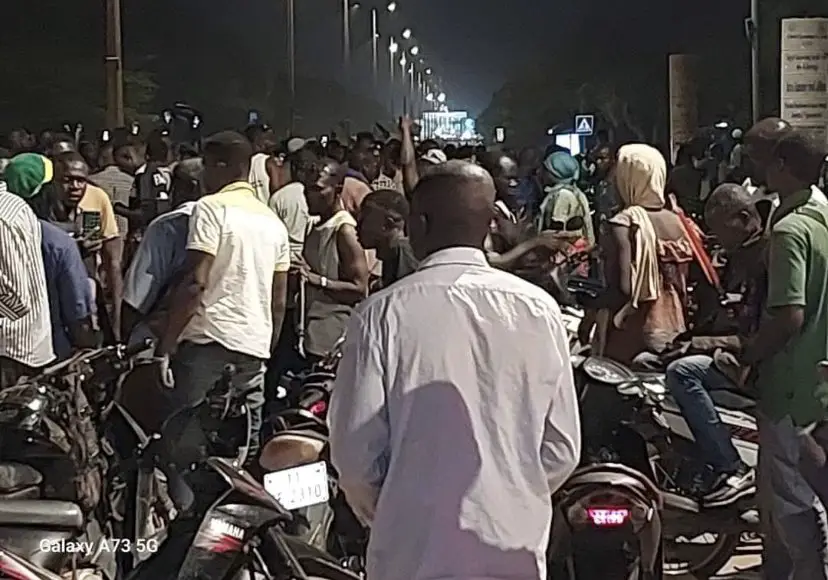 Ouagadougou : des milliers de jeunes expriment leur soutien à la transition lors d’une manifestation nocturne