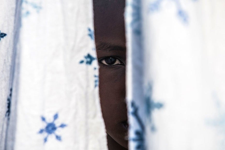 Les conflits sont devenus plus complexes, alimentés par la prolifération de groupes armés non étatiques. Sur cette photo, un ancien enfant soldat de 12 ans a retrouvé un oncle avec le soutien de l'UNICEF en RDC. © UNICEF/Vincent Tremeau