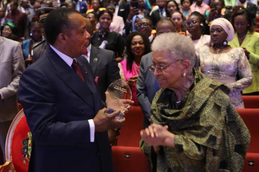 Sassou N'Guesso tenant en mains le trophée de la masculinité positive.