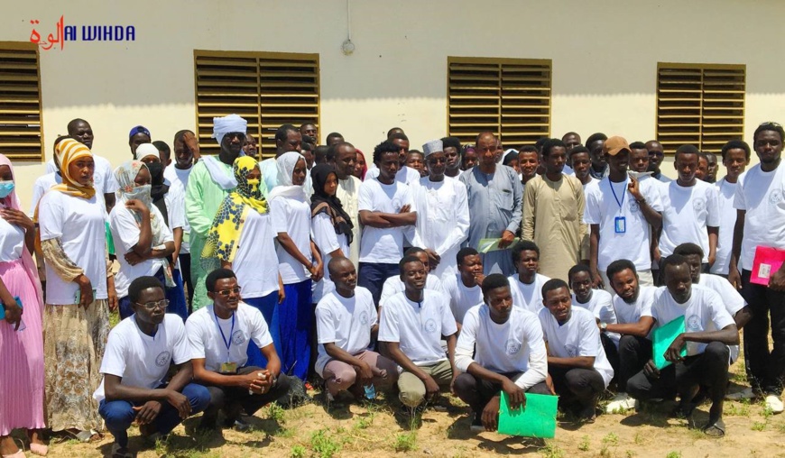 78 lauréats du département de Haraze Al-Biar ont reçu des bourses d'études dans des universités privées à N'Djamena 78 lauréats du département de Haraze Al-Biar ont reçu des bourses d'études dans des universités privées à N'Djamena