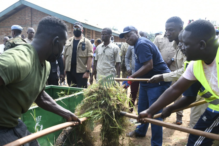 Centrafrique : le président Touadera participe au nettoyage d’une école à Bangui Centrafrique : le président Touadera participe au nettoyage d’une école à Bangui