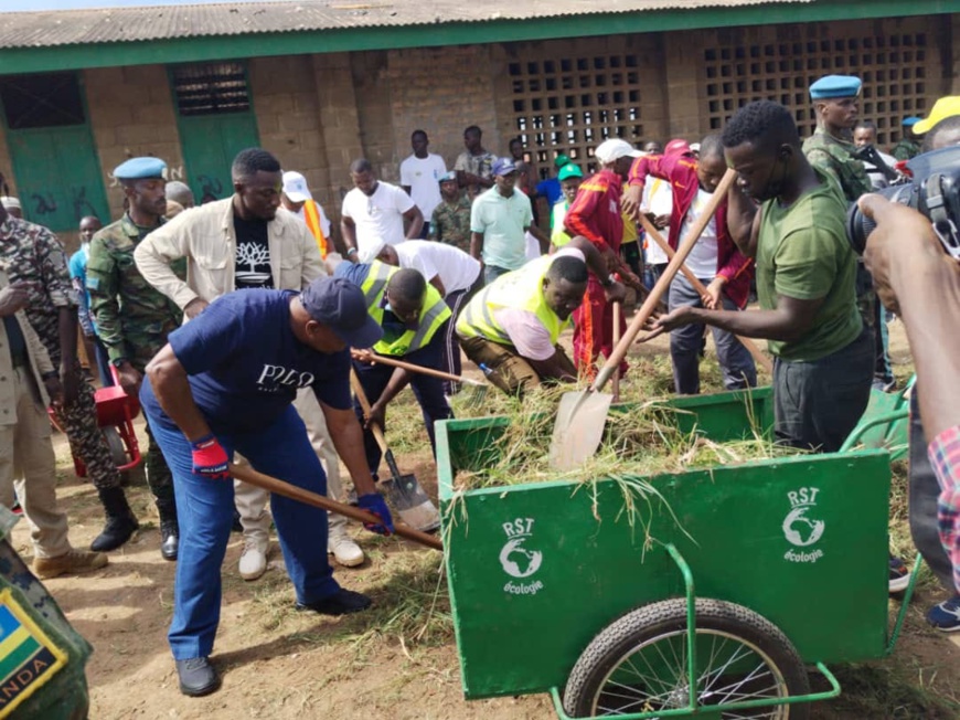 Centrafrique : le président Touadera participe au nettoyage d’une école à Bangui Centrafrique : le président Touadera participe au nettoyage d’une école à Bangui