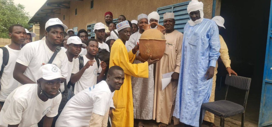 Tchad : bourses d'études à Mani, les parents expriment leur gratitude avec une jarre d'eau