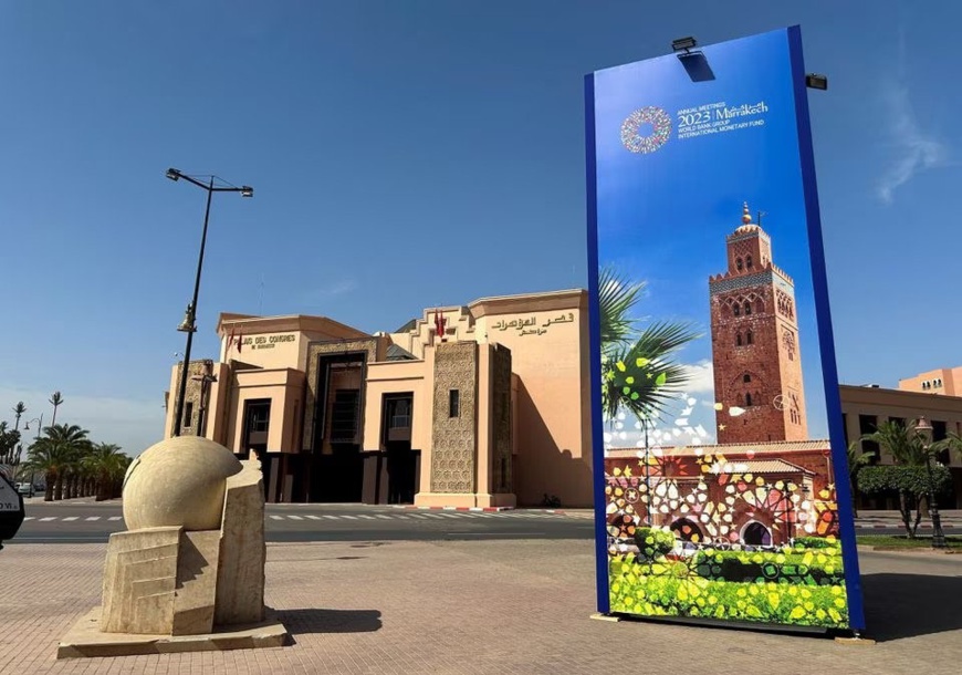 Un panneau publicitaire annonce les prochaines réunions annuelles du Fonds monétaire international et de la Banque mondiale. REUTERS/Abdelhak Balhaki