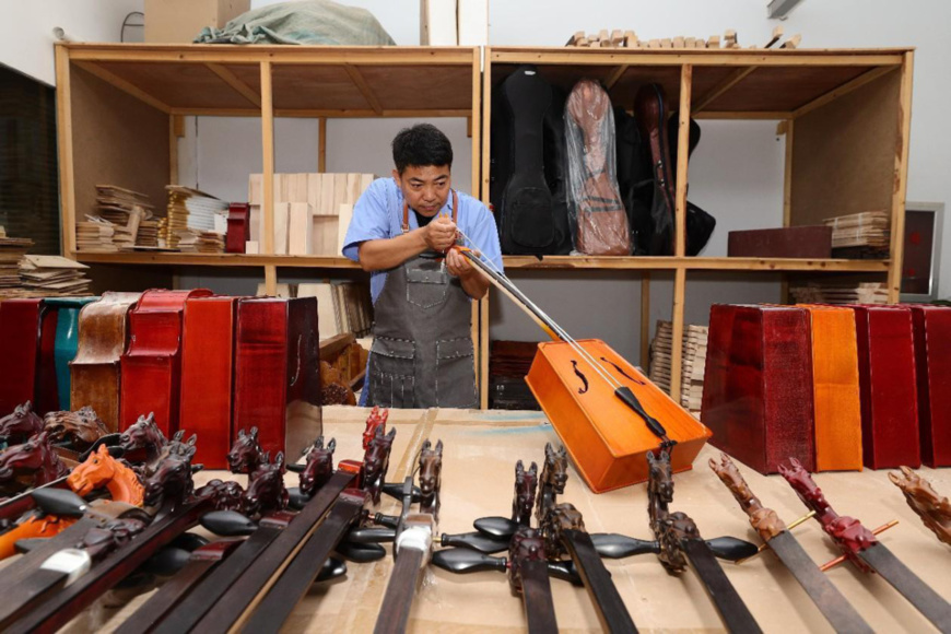 Ma Wangsheng is stringing a horse-head fiddle. (Photo by Buyandelger) Ma Wangsheng is stringing a horse-head fiddle. (Photo by Buyandelger)