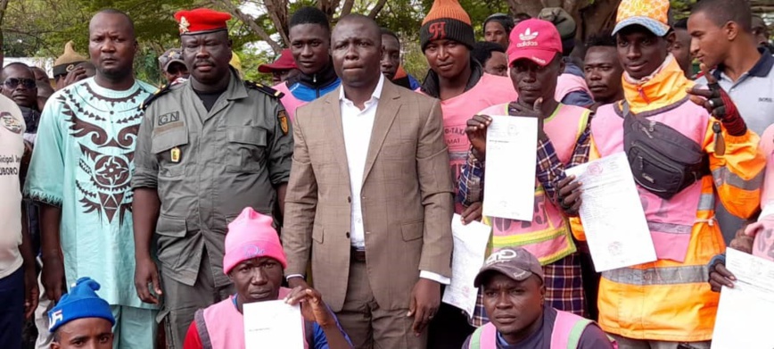 Cameroun : Plus de 100 moto taximen reçoivent gratuitement leurs actes de naissance Cameroun : Plus de 100 moto taximen reçoivent gratuitement leurs actes de naissance