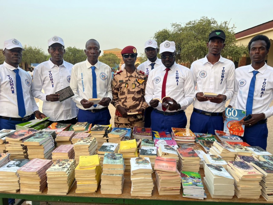 Tchad : 500 livres distribués aux établissements d’Abéché pour soutenir l’éducation Tchad : 500 livres distribués aux établissements d’Abéché pour soutenir l’éducation