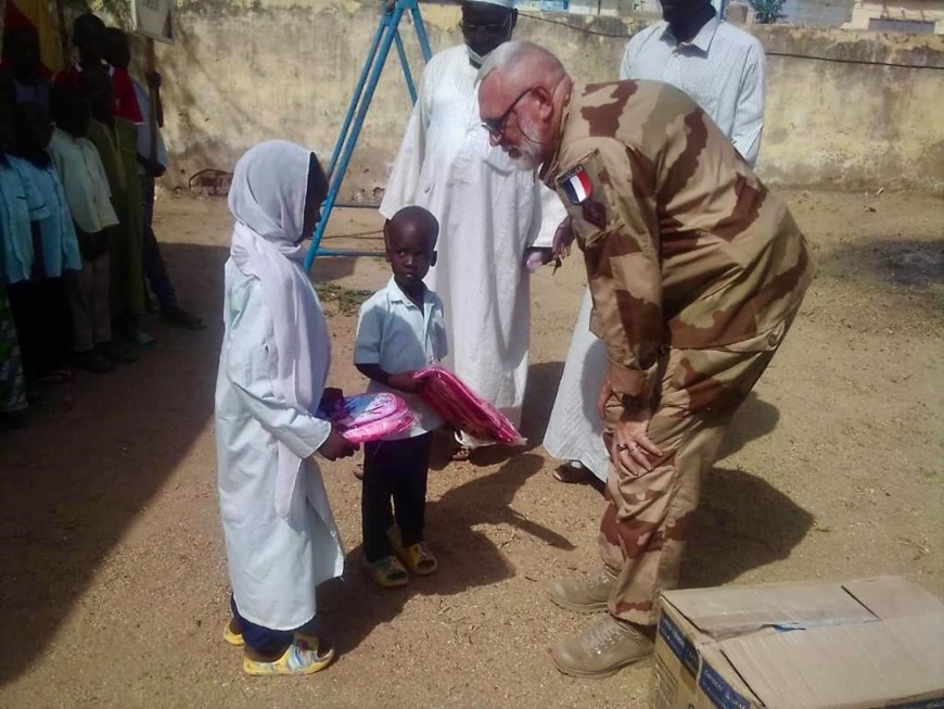 Tchad : L'armée française et le CRADEL font don de fournitures scolaires aux élèves à Abéché Tchad : L'armée française et le CRADEL font don de fournitures scolaires aux élèves à Abéché