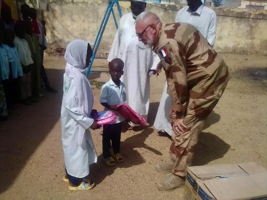 Tchad : L'armée française et le CRADEL font don de fournitures scolaires aux élèves à Abéché