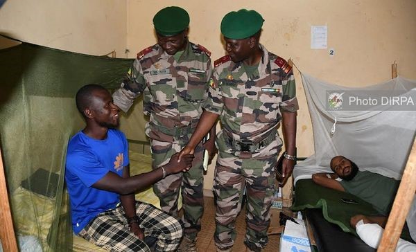 Mali : Le CEMGA au chevet des blessés de guerre à Kati Mali : Le CEMGA au chevet des blessés de guerre à Kati