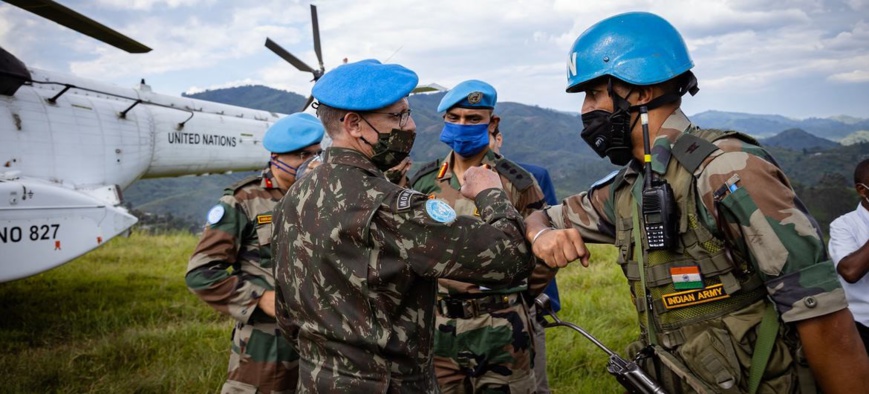 MONUSCO/Kevin N. Jordan Des soldats de la MONUSCO se saluent lors d'un voyage dans la province du Nord-Kivu, à l'est de la République démocratique du Congo.