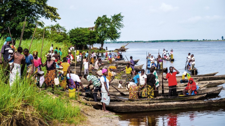 Des pirogues sur le Fleuve Congo/ Image d'illustration Des pirogues sur le Fleuve Congo/ Image d'illustration