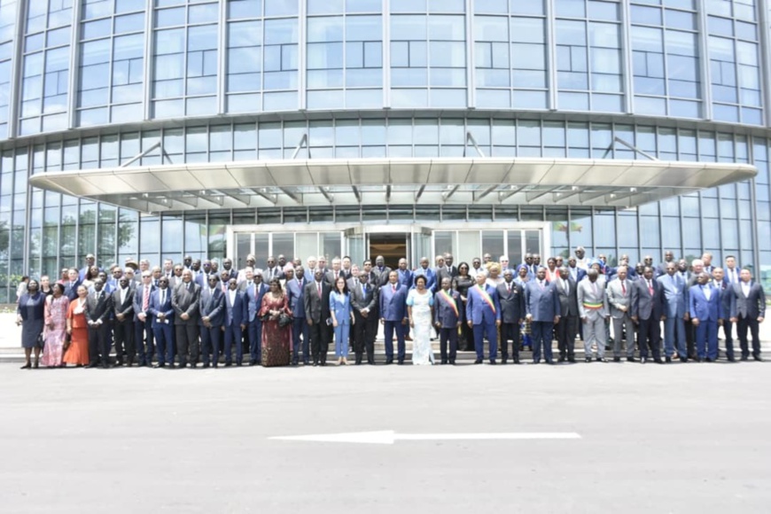 Le couple présidentiel (au centre) et les autres invités devant les 2 tours jumelles Le couple présidentiel (au centre) et les autres invités devant les 2 tours jumelles