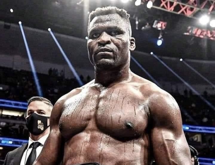 Boxe : le camerounais Ngannou se pèse à 123 kg pour son combat historique à Riyad. © DR