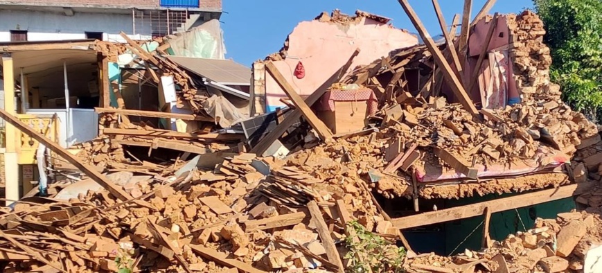 Photo gracieusement autorisée de PK Shahi, juriste, municipalité de Bheri Maisons détruites par le tremblement de terre de magnitude 6,4 qui a frappé l'ouest du Népal faisant, selon les rapports préliminaires, au moins 150 morts et des centaines de blessés. Photo gracieusement autorisée de PK Shahi, juriste, municipalité de Bheri Maisons détruites par le tremblement de terre de magnitude 6,4 qui a frappé l'ouest du Népal faisant, selon les rapports préliminaires, au moins 150 morts et des centaines de blessés.