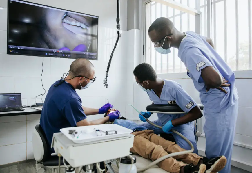 Guinée : l'unique école dentaire se développe dans le cadre d'un projet éducatif pionnier