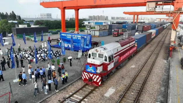 This year's first "Jinbo" China-Europe freight train carrying exhibits to the sixth China International Import Expo arrives at the Minhang Station in Shanghai, Oct. 11, 2023. (Photo by Shen Chunchen/People's Daily Online)