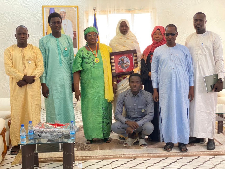 Tchad : l’AJUNG honore Amina Kodjiana pour son service exemplaire à N'Djamena Tchad : l’AJUNG honore Amina Kodjiana pour son service exemplaire à N'Djamena