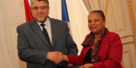 Valls au Maroc : les dirigeants algériens mobilisent en France