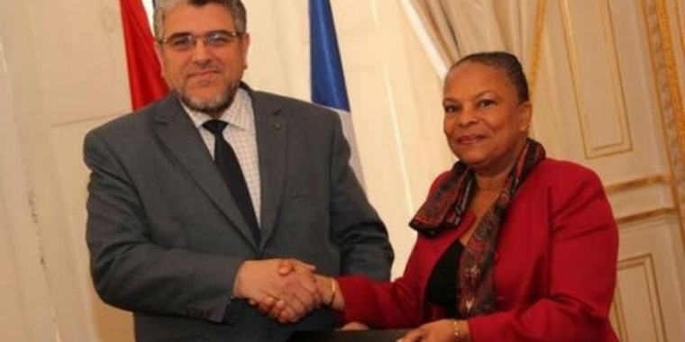 Valls au Maroc : les dirigeants algériens mobilisent en France