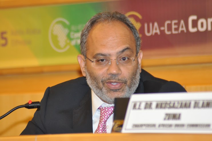 M. Carlos Lopes, Secrétaire exécutif, CEA, s'adressant aux Gouverneurs des banques centrales pendant la Conférence des Ministres 2015 à Addis Abeba M. Carlos Lopes, Secrétaire exécutif, CEA, s'adressant aux Gouverneurs des banques centrales pendant la Conférence des Ministres 2015 à Addis Abeba