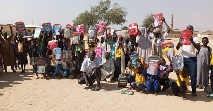 Tchad : des kits scolaires distribués aux écoliers par CRADEL et l'armée française à Abéché