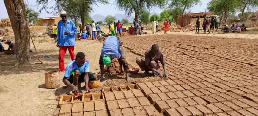 Tchad : des jeunes fabriquent des briques pour une nouvelle école à Idette, près de Mongo