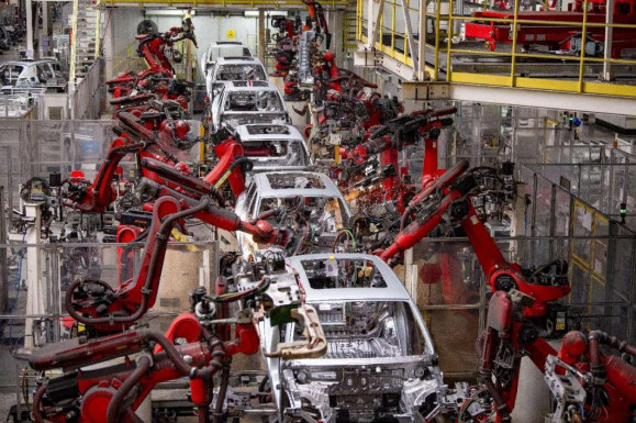 New energy vehicles are assembled by robotic arms in an intelligent workshop of Chinese automobile manufacturer Leapmotor in Jinhua, east China's Zhejiang province. (Photo by Hu Xiaofei/People's Daily Online)