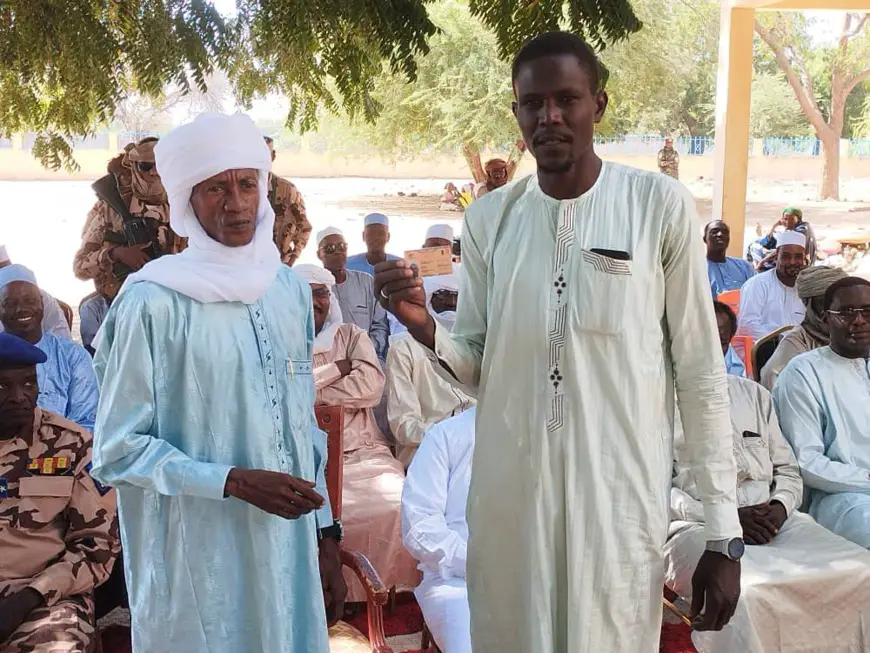 Tchad : Lancement de la distribution des cartes d'électeur et la remise du document de constitution au Batha