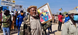 Un militaire brandit le portait du défunt Maréchal Idriss Deby Itno, lors d’un défilé. Illustration. Crédits photo : Djibrine Haidar/Alwihda Info Un militaire brandit le portait du défunt Maréchal Idriss Deby Itno, lors d’un défilé. Illustration. Crédits photo : Djibrine Haidar/Alwihda Info