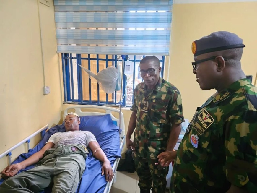 Nigeria : Le chef d’état-major de l’armée de l’air au chevet des victimes du crash de l’aéronef de l’armée Nigeria : Le chef d’état-major de l’armée de l’air au chevet des victimes du crash de l’aéronef de l’armée