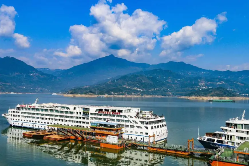 A luxury cruise ship is docked at a port in Zigui county, central China's Hubei province, along the Yangtze River. Its onboard power is supplied by green shore electricity. (Photo by Li Zheng/People's Daily Online)