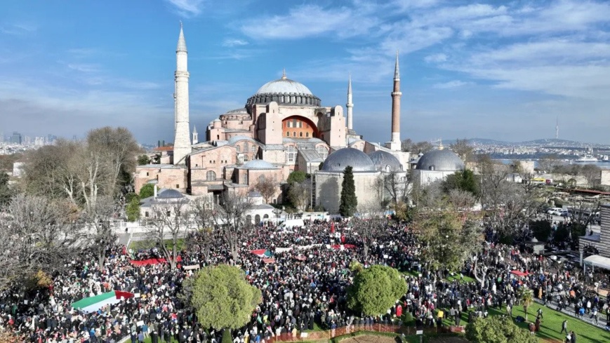 Des représentants des ONG rassemblés devant la Grande Mosquée Sainte-Sophie à Istanbul. Photo : Tayyib Hosbas/Anadolu Des représentants des ONG rassemblés devant la Grande Mosquée Sainte-Sophie à Istanbul. Photo : Tayyib Hosbas/Anadolu