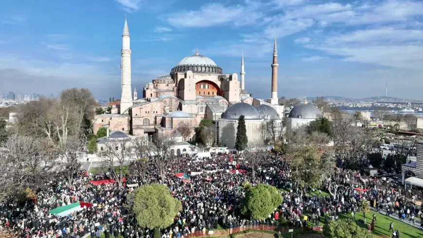 Des représentants des ONG rassemblés devant la Grande Mosquée Sainte-Sophie à Istanbul. Photo : Tayyib Hosbas/Anadolu