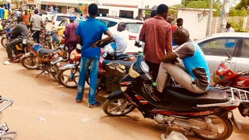 Tchad : la cherté du prix du carburant paralyse les activités des moto-taximans à Mongo Tchad : la cherté du prix du carburant paralyse les activités des moto-taximans à Mongo