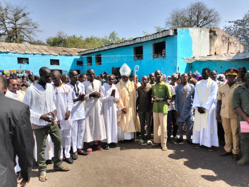Cameroun : L’église catholique fête Noël avec les pensionnaires de la Prison centrale de Garoua Cameroun : L’église catholique fête Noël avec les pensionnaires de la Prison centrale de Garoua