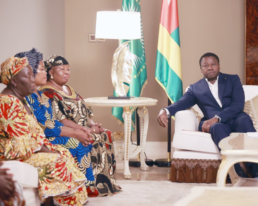 Togo : le Président Faure Essozimna Gnassingbé aux côtés des commerçantes victimes de l’incendie du marché d’Agoè-Assiyéyé Togo : le Président Faure Essozimna Gnassingbé aux côtés des commerçantes victimes de l’incendie du marché d’Agoè-Assiyéyé