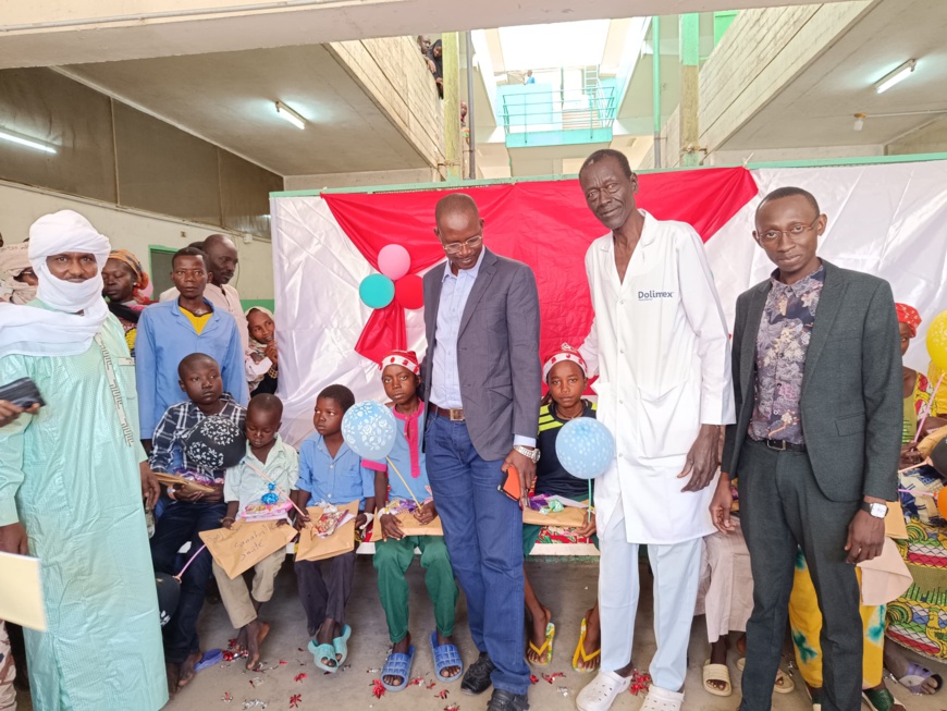 Tchad : les enfants hospitalisés de Sarh reçoivent des cadeaux de Noël du gouverneur Tchad : les enfants hospitalisés de Sarh reçoivent des cadeaux de Noël du gouverneur