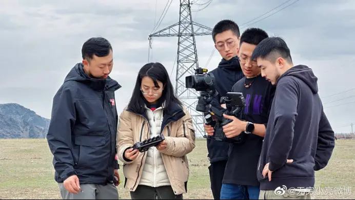 Zhang Chenliang (left), director of the media center of Chinese National Geography magazine, films a documentary about plants in northwest China's Xinjiang Uygur autonomous region. (Photo from Zhang Chenliang's account on the social media platform Weibo)