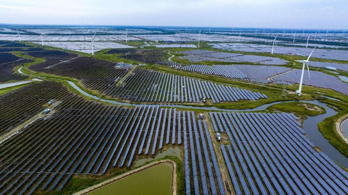 Wind turbines and solar panels are installed on mud flats in Yancheng, east China's Jiangsu province, to generate green electricity. (Photo by Ji Haixin/People's Daily Online) Wind turbines and solar panels are installed on mud flats in Yancheng, east China's Jiangsu province, to generate green electricity. (Photo by Ji Haixin/People's Daily Online)