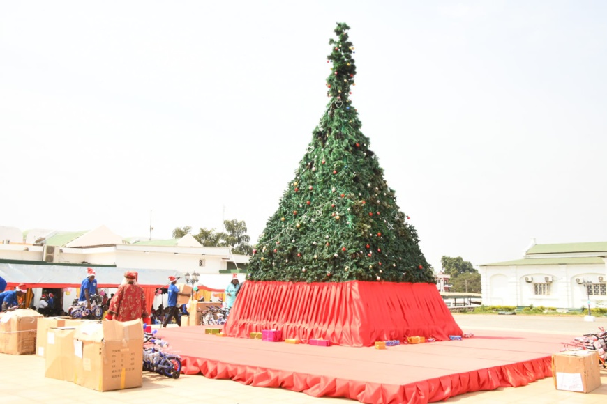 RCA : 1 000 enfants reçoivent des cadeaux au Palais de la Renaissance RCA : 1 000 enfants reçoivent des cadeaux au Palais de la Renaissance