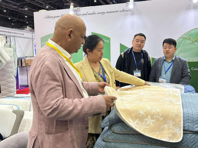 A business representative from the Textile Merchants Group experience Chinese textile products. (By Ren Haoyu/People's Daily) A business representative from the Textile Merchants Group experience Chinese textile products. (By Ren Haoyu/People's Daily)