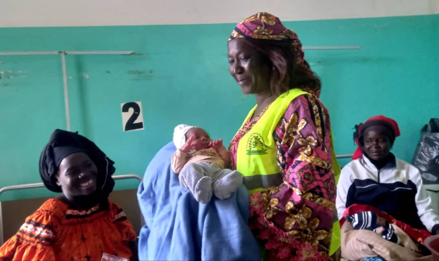 N'Djamena : 'AGIR pour le 9ème arrondissement' offre des cadeaux aux premiers bébés de l'année