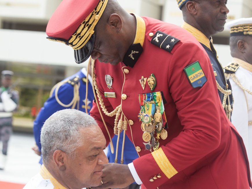 Gabon : Le Chef de l’Etat a présidé la cérémonie de port de galons des Officiers Généraux des Forces de Défense et de Sécurité Gabon : Le Chef de l’Etat a présidé la cérémonie de port de galons des Officiers Généraux des Forces de Défense et de Sécurité