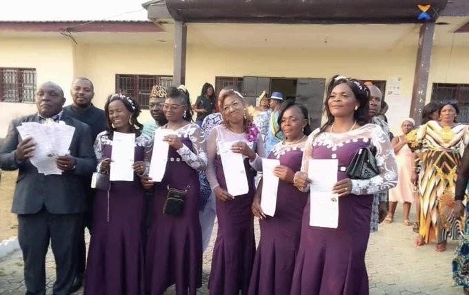 Cameroun – Fait divers : Un homme épouse cinq femmes le même jour lors d'une cérémonie officielle à la mairie Cameroun – Fait divers : Un homme épouse cinq femmes le même jour lors d'une cérémonie officielle à la mairie