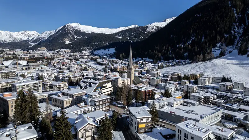 Cette vue aérienne, prise le 30 décembre 2023, montre la station alpine de Davos en amont de la 54ème réunion annuelle du Forum économique mondial du 15 au 19 janvier 2024. Photo : Fabrice COFFRINI / AFP.