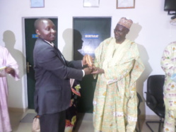 Joseph Tchouamou,président du comité d'organisation remettant "le cauris catégorie EMF" au Dg Crédit du Sahel S.A. Joseph Tchouamou,président du comité d'organisation remettant "le cauris catégorie EMF" au Dg Crédit du Sahel S.A.