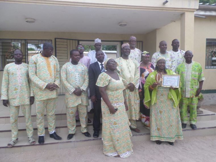 Cameroun: Le Crédit du Sahel S.A reçoit « le cauris de L’Essentiel » Cameroun: Le Crédit du Sahel S.A reçoit « le cauris de L’Essentiel »