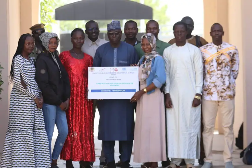Tchad : Cinq jeunes bénéficient d’un chèque de 7 900 000 FCFA pour soutenir leurs initiatives