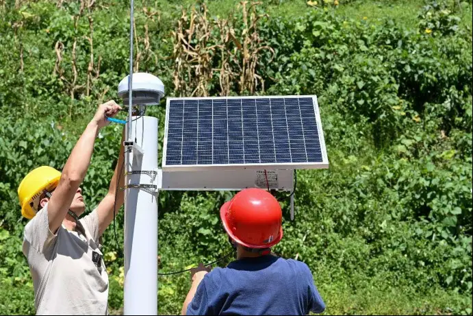 A geological monitoring device enabled by the BeiDou Navigation Satellite System is installed in Nanmu township, Youyang Tujia and Miao autonomous county, southwest China's Chongqing municipality. (Photo by Qiu Hongbin/People's Daily Online)